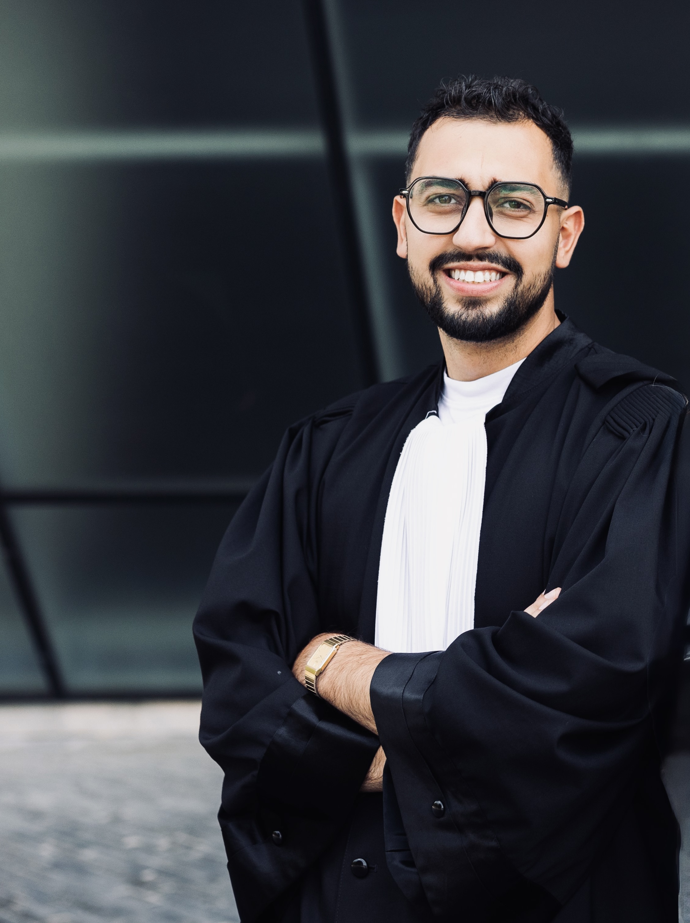 Maître Adriano Caponio en robe d'avocat